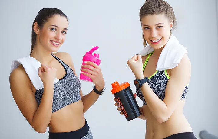 Comparison between whey and plant protein to determine variations in nutrition, sources, and benefits for fitness.